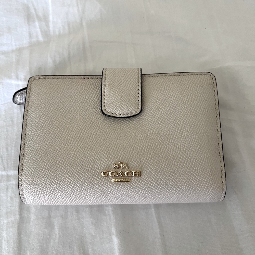 Coach medium wallet, color, chalk, pebbled leather